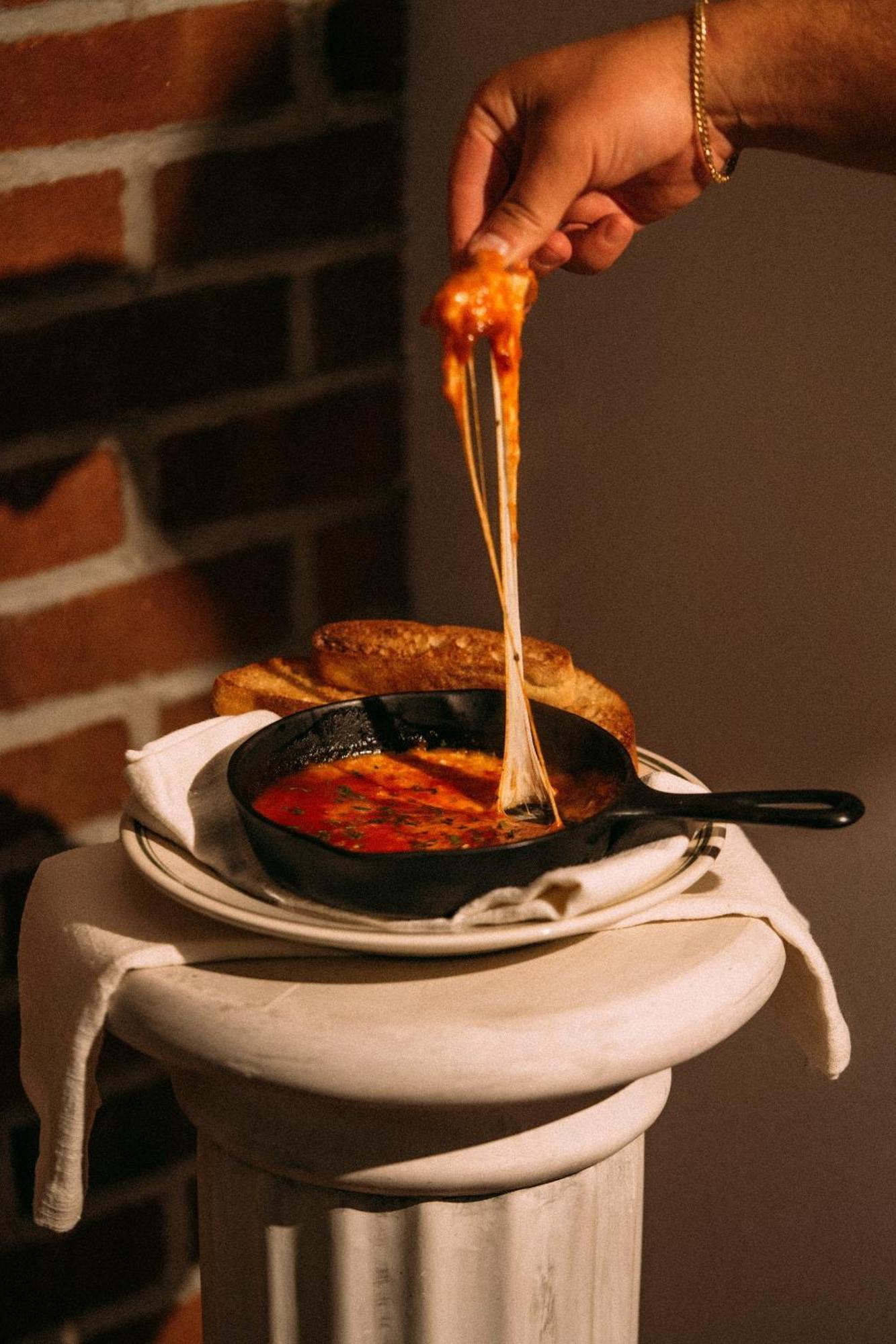 蒙托克庄园酒店 外观 照片 A cast iron skillet with a handle