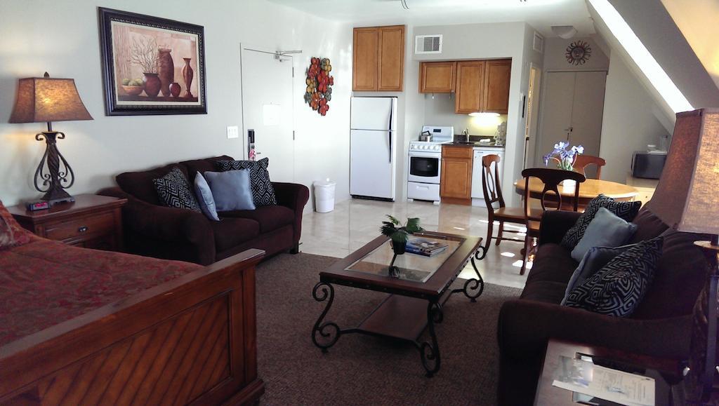 蒙托克庄园酒店 客房 照片 A living room in a typical apartment at the complex