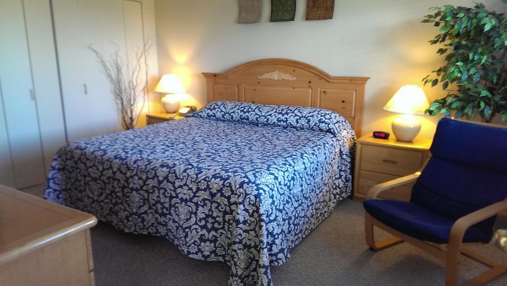 蒙托克庄园酒店 客房 照片 A bed with a duvet