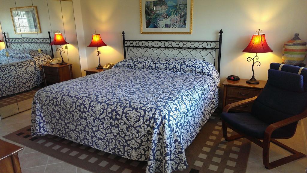 蒙托克庄园酒店 客房 照片 A bed with a bedsheet