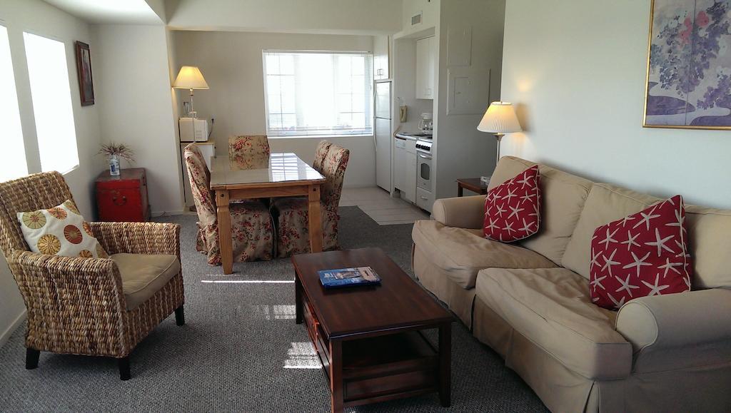 蒙托克庄园酒店 外观 照片 A living room in a typical apartment at the Inn at the Opera