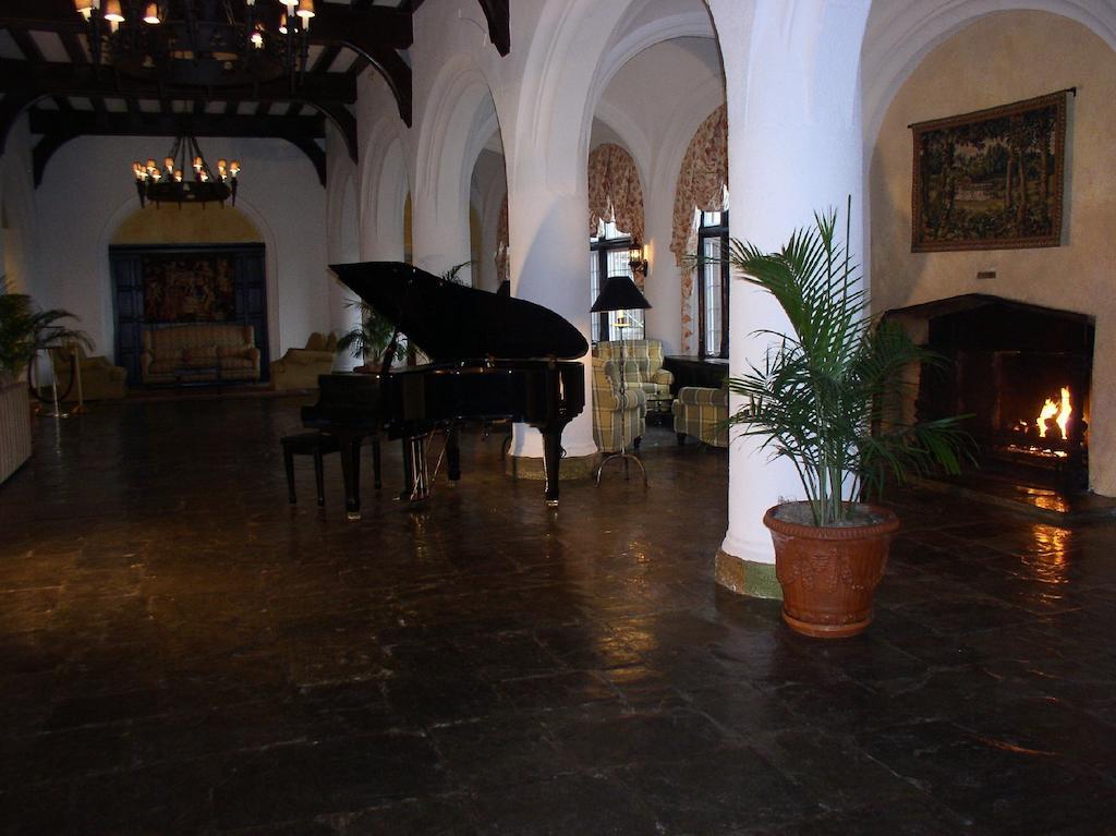 蒙托克庄园酒店 外观 照片 The lobby of the Hotel del Monte