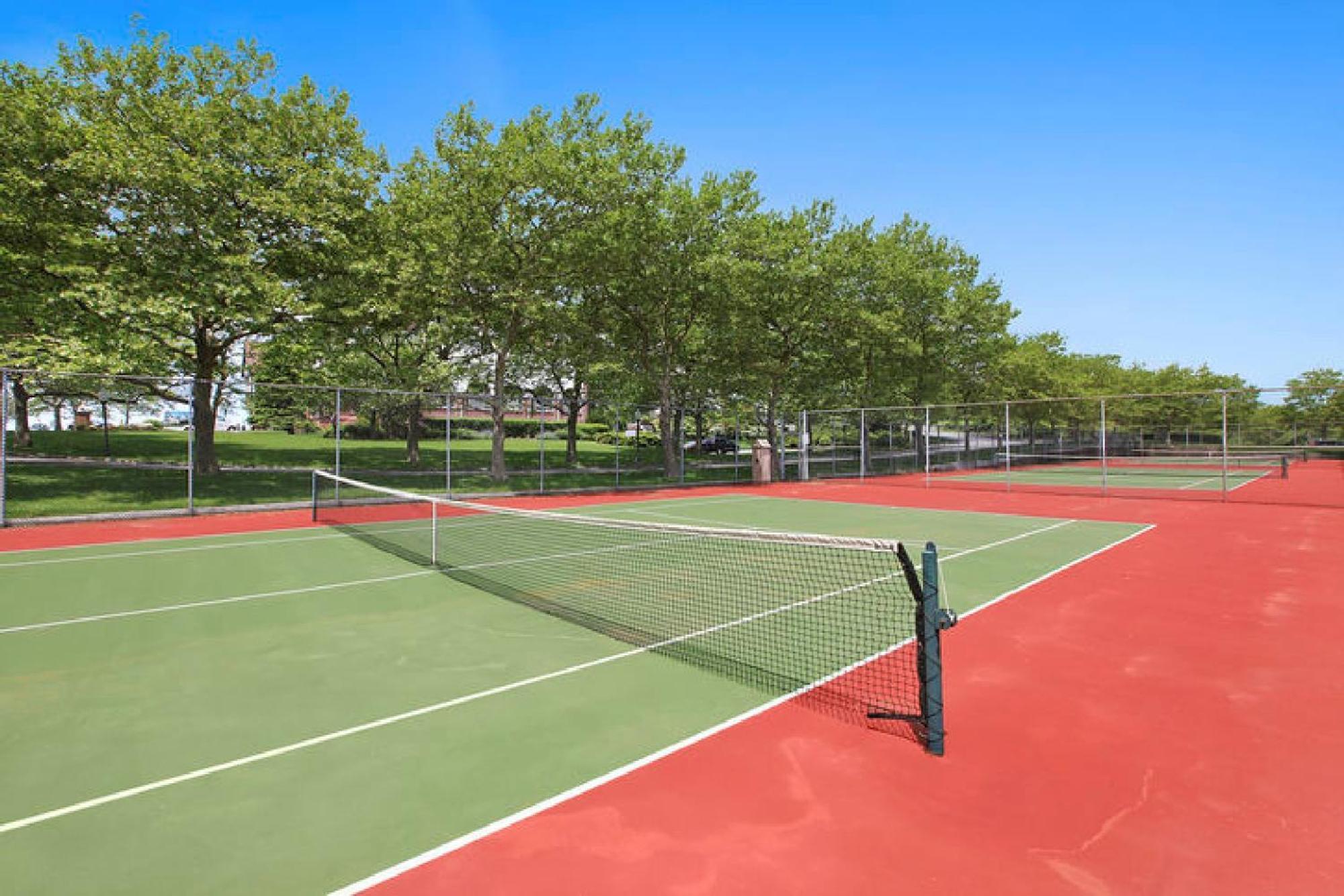 蒙托克庄园酒店 外观 照片 Tennis courts at the club
