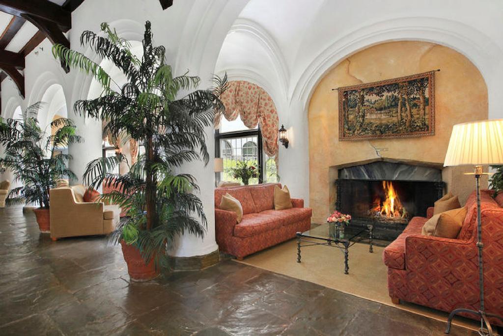 蒙托克庄园酒店 外观 照片 The lobby at the Hotel del Luna