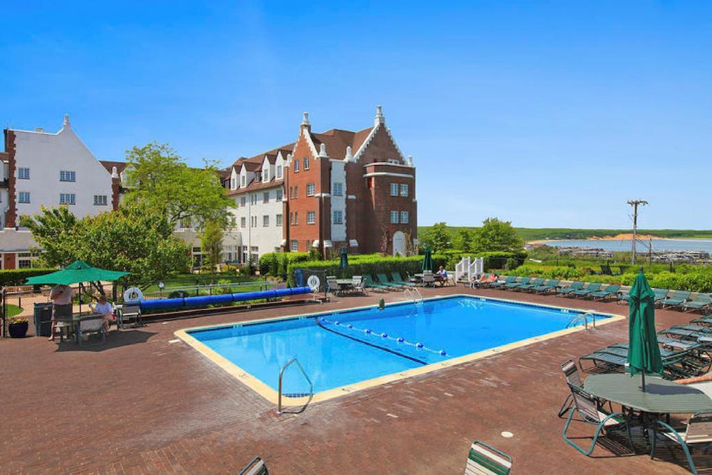 蒙托克庄园酒店 外观 照片 The swimming pool at the hotel