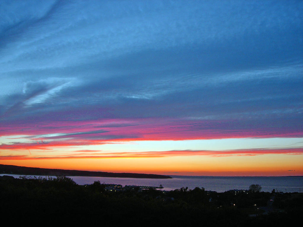 蒙托克庄园酒店 外观 照片 Sunset over the Gulf of Riga