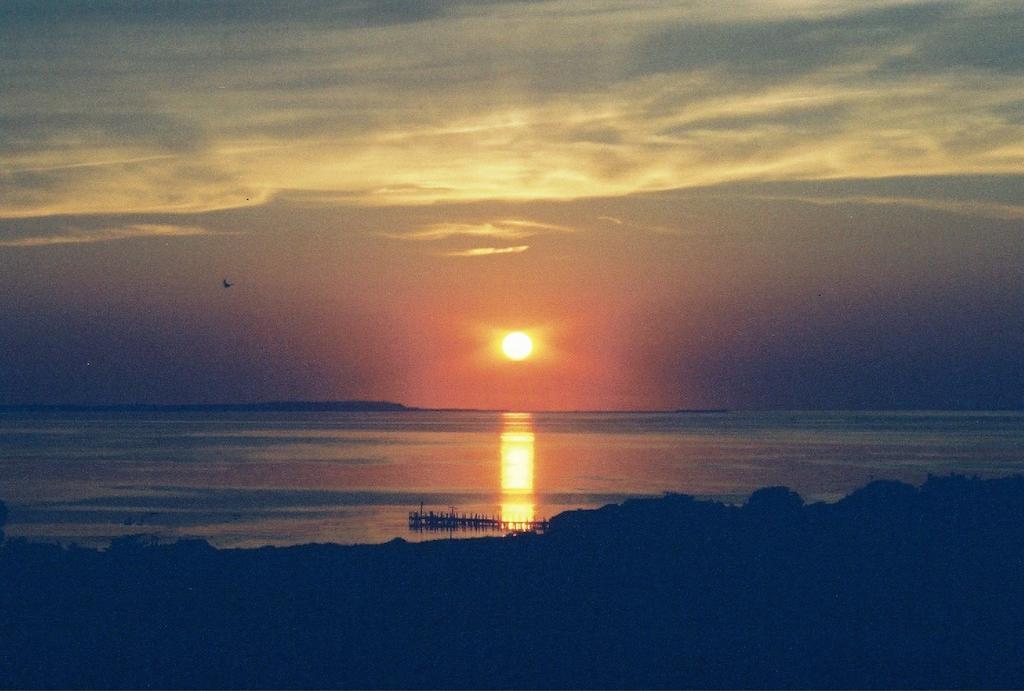 蒙托克庄园酒店 外观 照片 Sunset over the Gulf of Riga