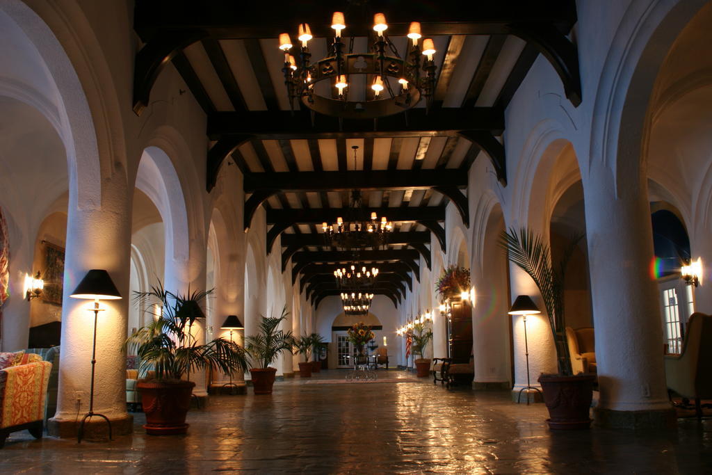 蒙托克庄园酒店 外观 照片 The interior of the Victoria Falls Hotel