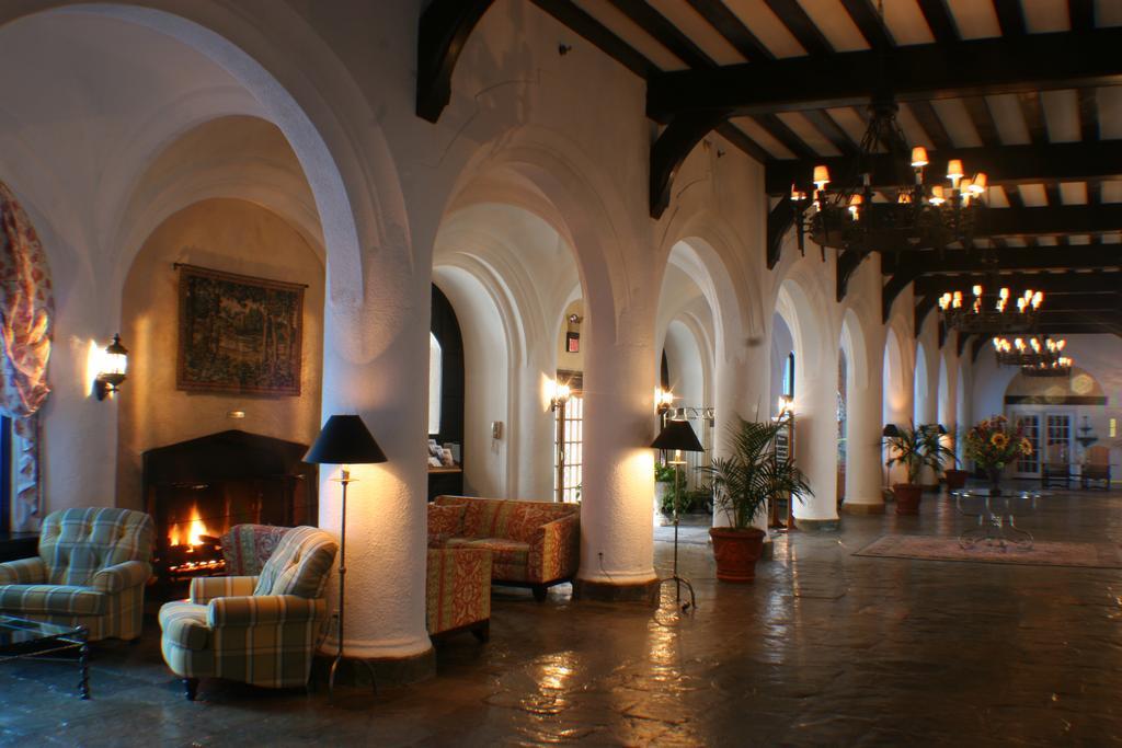 蒙托克庄园酒店 外观 照片 The lobby of the hotel