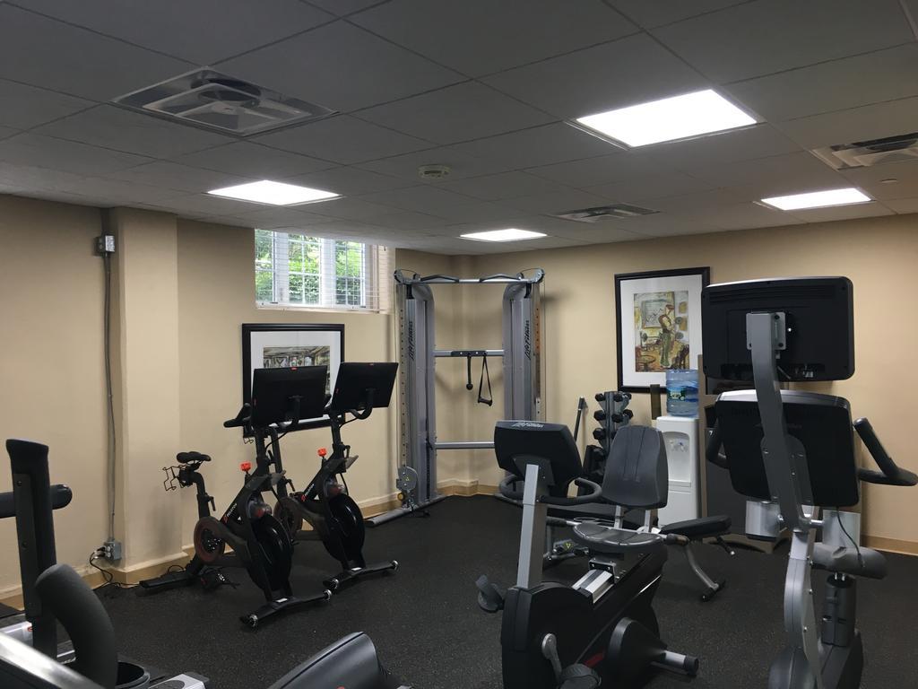 蒙托克庄园酒店 外观 照片 The gym at the school