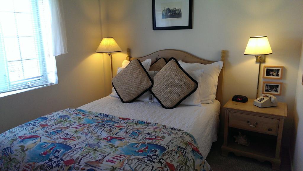 蒙托克庄园酒店 外观 照片 A bedroom at the Inn at the Opera